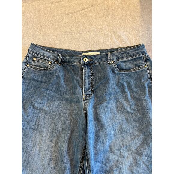 C est 1946 Denim Capri Jeans Women's size 16 Blue Medium Wash Stretchy Comfy - Picture 2 of 15